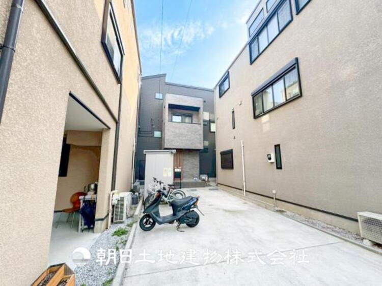 外観 【外観写真】無駄のないデザインと落ち着いたカラーリングが特徴のシンプルモダンな住宅。機能性と美しさを兼ね備えた外観です。