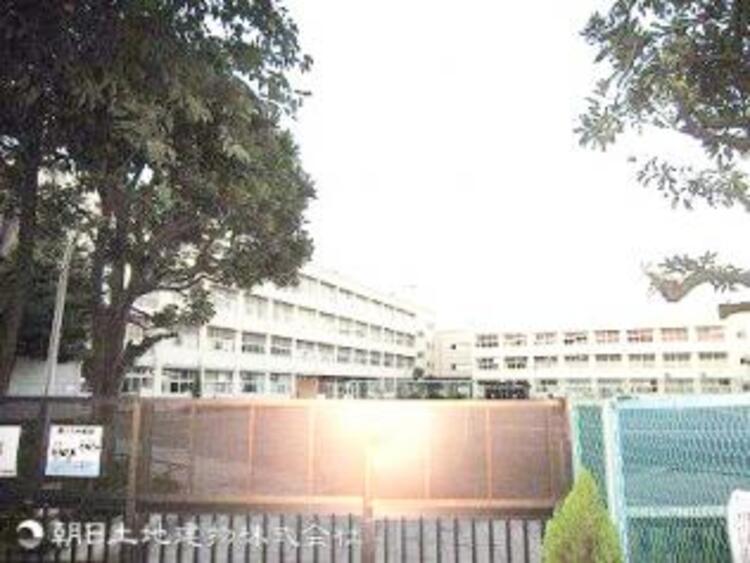 周辺 【鴨居小学校】1100ｍ　鴨居駅に近い立地でありながら学校周辺は落ち着いた住宅街が広がります。運動場が広く、外遊びも思いっきりできるのびのびとした環境です。