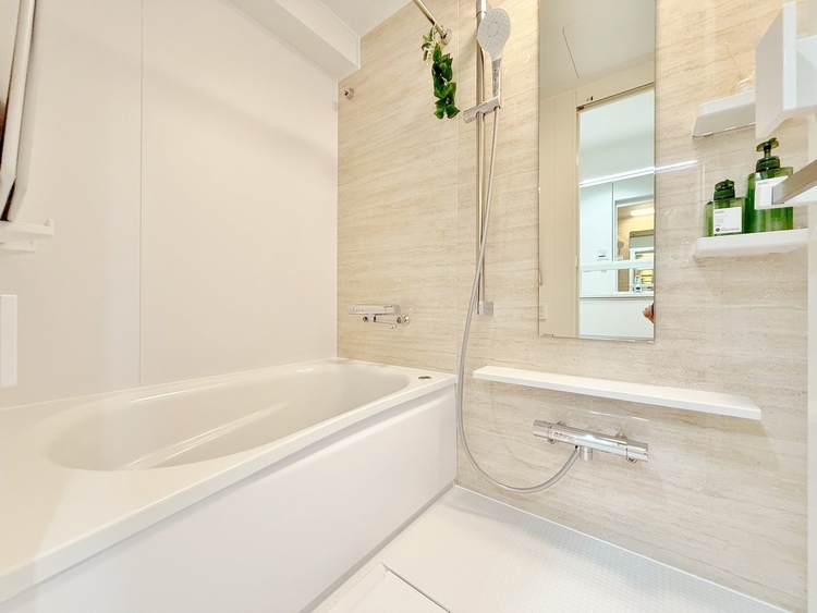 風呂 一日の疲れを癒すバスルームは、心地よいリラックスを叶える清潔感溢れる空間です。