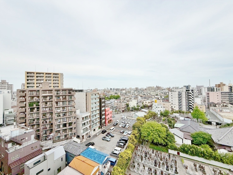 バルコニー 窓を開けると広がる青空。心をリフレッシュして日々を過ごしていきましょう。