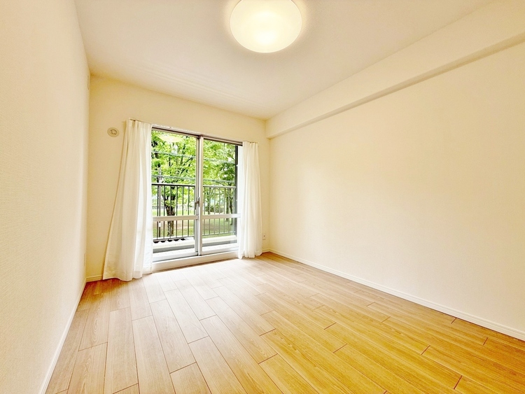 寝室 ベッドも十分に設置するスペースがあります。