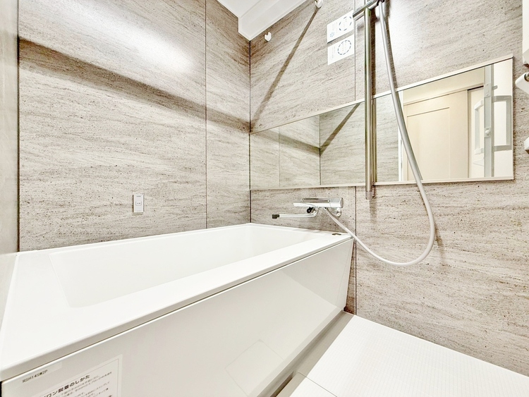 風呂 一日の疲れを癒すバスルームは、心地よいリラックスを叶える清潔感溢れる空間です。