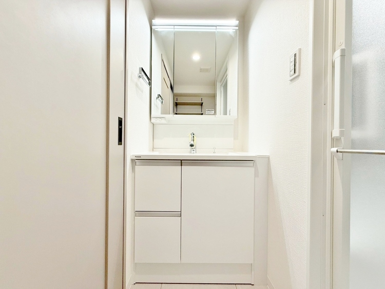 洗面 何かと物が増える場所だからこそ、スッキリと見映えの良い空間に。