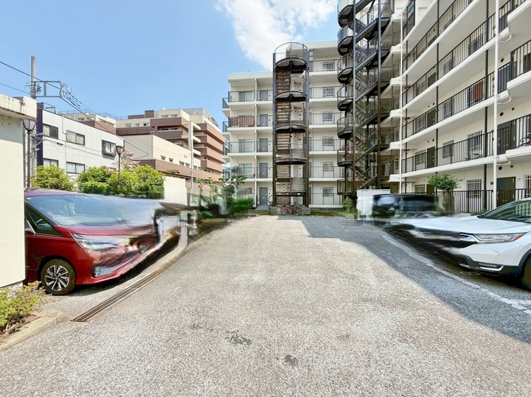 駐車場 本物件の駐車スペースです。車種制限のある場合もございますので、お気軽にお問い合わせくださいませ。