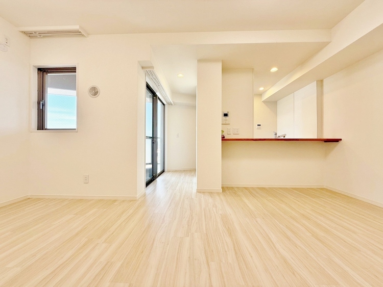 居間 忙しく過ぎゆく日常を置き去るほど、ゆったりした時間が流れるリビング。