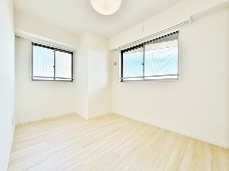 寝室 ベッドも十分に設置するスペースがあります。