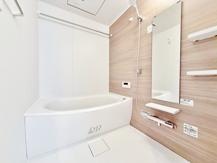 風呂 一日の疲れを癒すバスルームは、心地よいリラックスを叶える清潔感溢れる空間です。