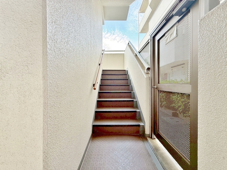 その他 落ち着いた雰囲気の階段。手すりも常設しているので、ゆったりお使いになれます。