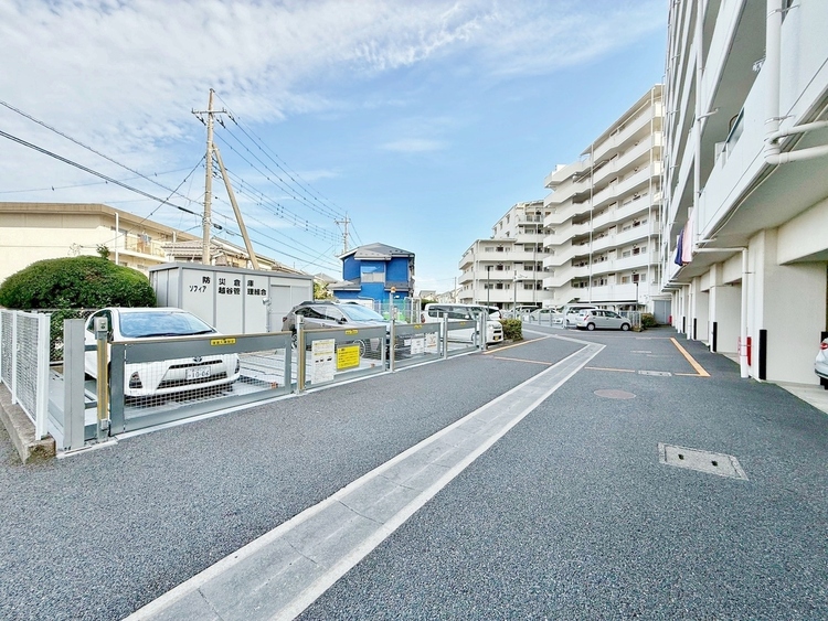 駐車場 本物件の駐車スペースです。車種制限のある場合もございますので、お気軽にお問い合わせくださいませ。