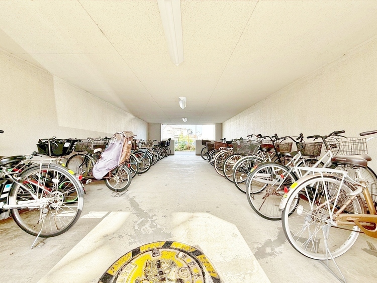 設備 きちんと整備された駐輪場。住む方の心遣いが感じられます。