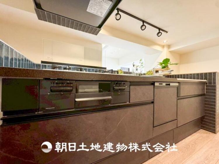 キッチン 【キッチン】シンプルで使いやすいデザインにこだわったキッチン。プライベートスペースを彩るインテリアとしての美しさと、快適な日常を支える機能性と強さがひとつになった自慢のキッチンです。