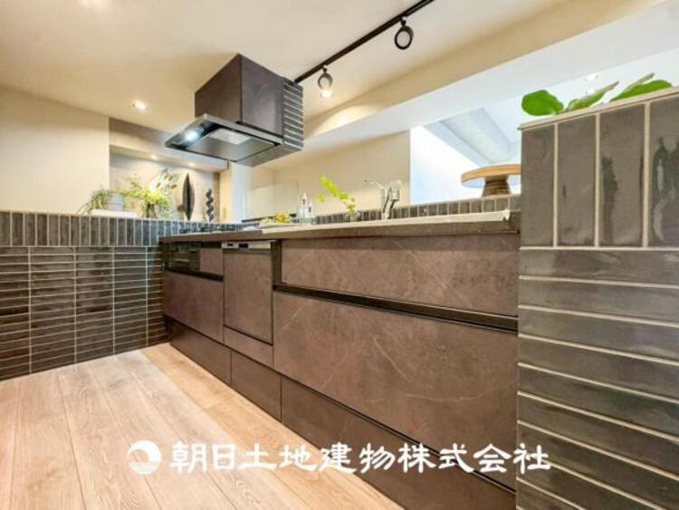 キッチン 【キッチン】住宅の主役でもあり、日常生活を過ごす上で重要な水回りでもあるからこそ機能性・デザイン性に拘りました。お掃除のしやすいシステムキッチンを設置しました。