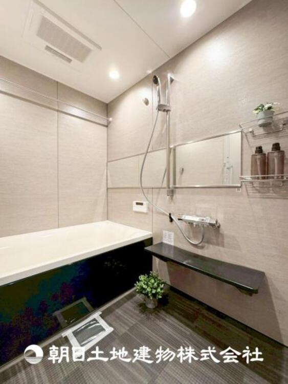 風呂 【浴室】半身浴もできる広々とした湯舟があり、浴室暖房乾燥機付きで冬でもポカポカです！