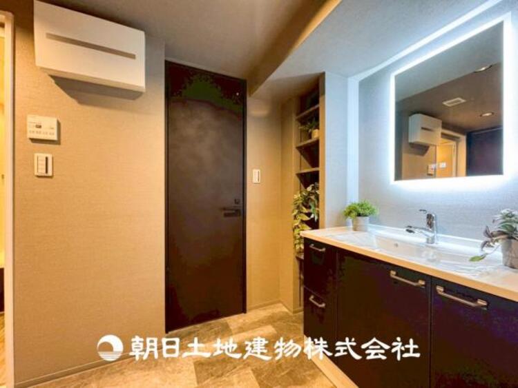 洗面 【洗面化粧台】慌ただしい1日が始まり、充実した1日の終わりを締めくくる洗面所。快適に過ごせることはもちろん、収納や機能性を兼ね備えた洗面化粧台です。