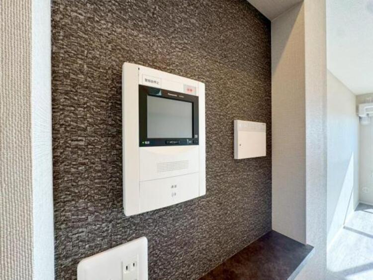 設備 【モニター付きインターホン】訪問者の確認が出来るので、セキュリティ対策にも最適のモニター付きインターホン。