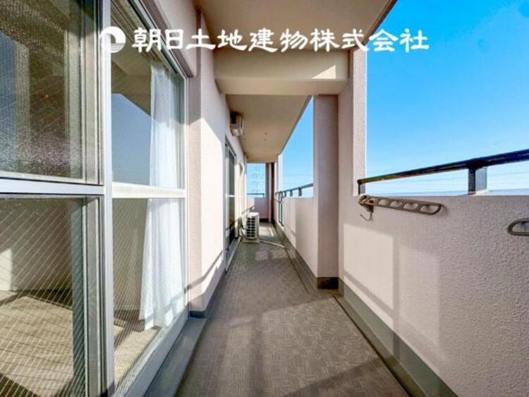 バルコニー 【バルコニー】温かい太陽を感じる事ができるのは、目の前に遮るものが無いから。彼方に広がる風景が絵画のように広がります。