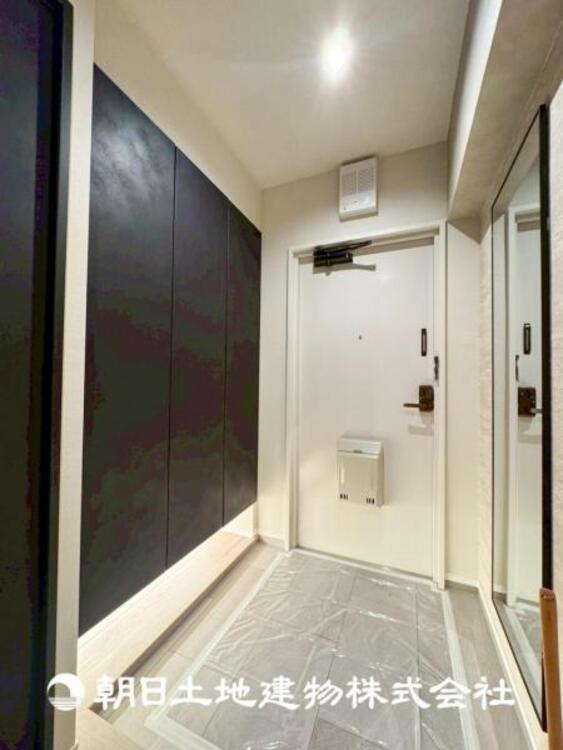 その他 【玄関】家族の帰り、遊びに来る友人、知人を優しく迎え、温もりに満ちた生活空間を予感させる。帰りたい家がここにあります。