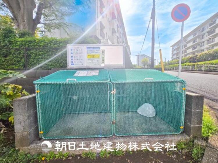 その他 【ゴミ置場】棟ごとに設置されているゴミ置場はきちんときれいにされています。