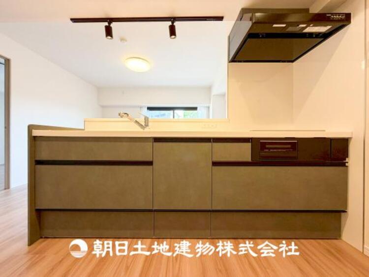 キッチン 【キッチン】住宅の主役でもあり、日常生活を過ごす上で重要な水回りでもあるからこそ機能性・デザイン性に拘りました。お掃除のしやすいシステムキッチンを設置しました。