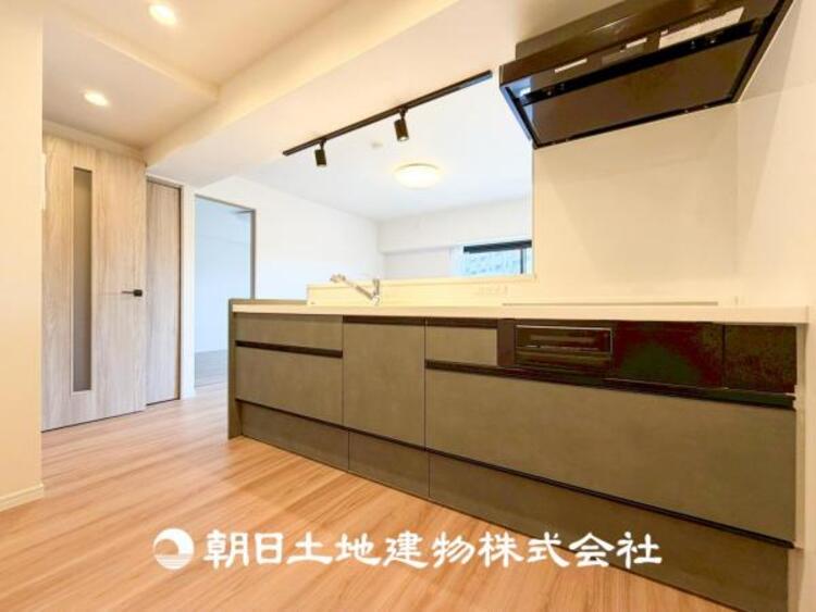 キッチン 【キッチン】シンプルで使いやすいデザインにこだわったキッチン。プライベートスペースを彩るインテリアとしての美しさと、快適な日常を支える機能性と強さがひとつになった自慢のキッチンです。