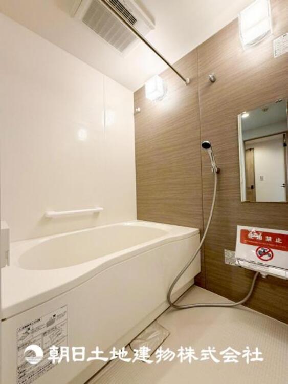 風呂 【浴室】1日の疲れを癒すバスタイム。心地よいリラックスを叶える独立した美しい空間です。心からゆったりと寛いでいただけるよう、ゆとりのスペースを確保しています。