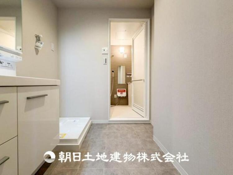 洗面 【洗面化粧台】広々とした洗面化粧台はたっぷり収納もさる事ながら、身だしなみチェックや歯磨きなど、朝の慌ただしい時間でも心に余裕とゆとりを作ってくれます。