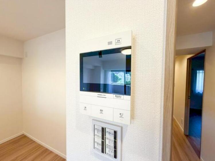 設備 【モニター付きインターホン】モニター付きインターホンでセキュリティも安心です。