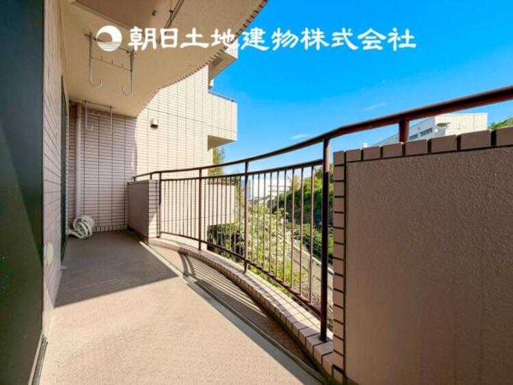 バルコニー 【バルコニー】温かい太陽を感じる事ができるのは、目の前に遮るものが無いから。彼方に広がる風景が絵画のように広がります。