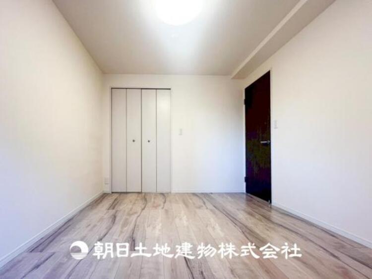 内装 【居室】爽やかな空間演出とセンス良く纏められた室内は良質な寛ぎ空間。そこで暮らす大切な人達のことを考え造りこんだ空間は日々の生活に安らぎを与えてくれます。