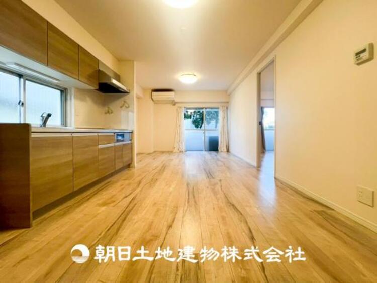 居間 【リビング】1日の中で最も長い時間を過ごすことになるリビングだからこそ、いつも笑顔があふれる空間であるように。広々とした空間から幸せな未来を。