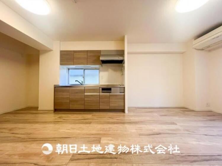 居間 【リビング】リビングにはみんなが集い、食事や楽しい会話が始まる。話に夢中になりすぎて、ついつい時を忘れてしまう。そんな束の間の幸せを感じさせてくれる場所。