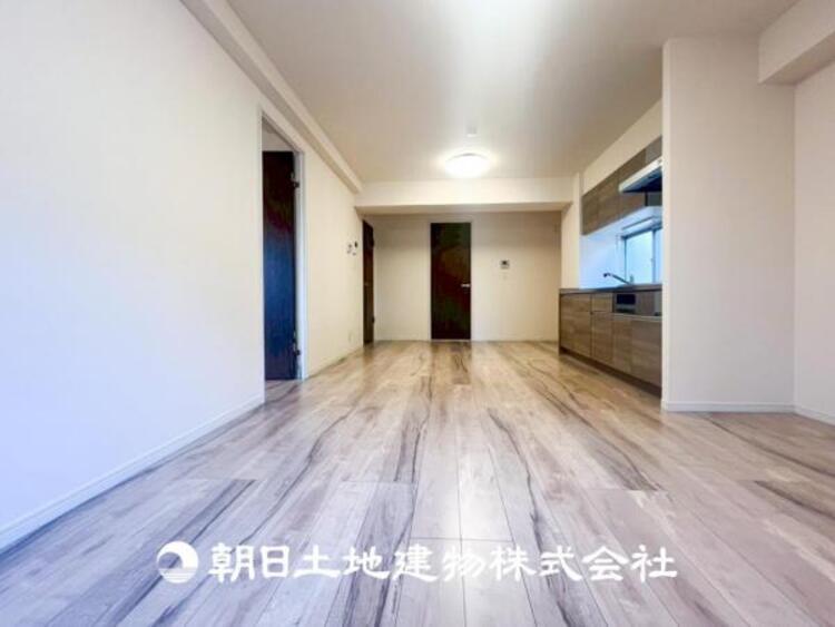 居間 【リビング】大切なご家族、招いた友人と過ごすひと時を溢れる光が優しく包み込む空間。大切な人とともに、心穏やかに過ごすひととき。家族との時間、自分の時間を大切にできる空間を作りました。