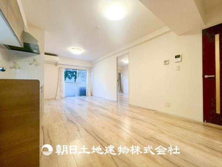 居間 【リビング】開放的で明るい空間が広がるLDK。リビングには暖かな太陽が降り注ぎ、爽やかな住空間です。お友達を呼んでお茶をしたり、一緒に料理を楽しみながら楽しい時間を。