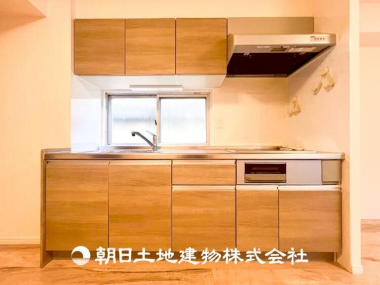 キッチン 【キッチン】シンプルで使いやすいデザインにこだわったキッチン。プライベートスペースを彩るインテリアとしての美しさと、快適な日常を支える機能性と強さがひとつになった自慢のキッチンです。