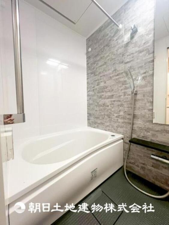 風呂 【浴室】高級感の感じられるカラーリングで、清潔な空間美を実現。１日の疲れが癒される贅沢な時間を堪能できるゆとりある空間です。