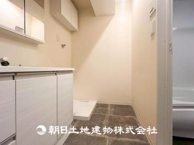 洗面 【洗面化粧台】広々とした洗面化粧台はたっぷり収納もさる事ながら、身だしなみチェックや歯磨きなど、朝の慌ただしい時間でも心に余裕とゆとりを作ってくれます。