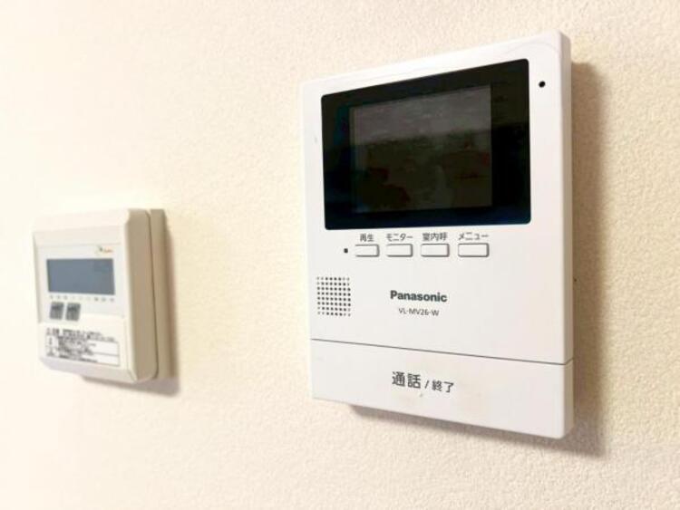 設備 【モニター付きインターホン】訪問者の確認が出来るので、セキュリティ対策にも最適のモニター付きインターホン。