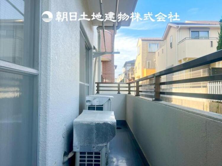 バルコニー 【バルコニー】日々の暮らしの中で当たり前のように光と風を演出してくれるバルコニー、開放的な空間を演出しながら、プライベートも確保してくれる。我が家の自慢のバルコニーです。