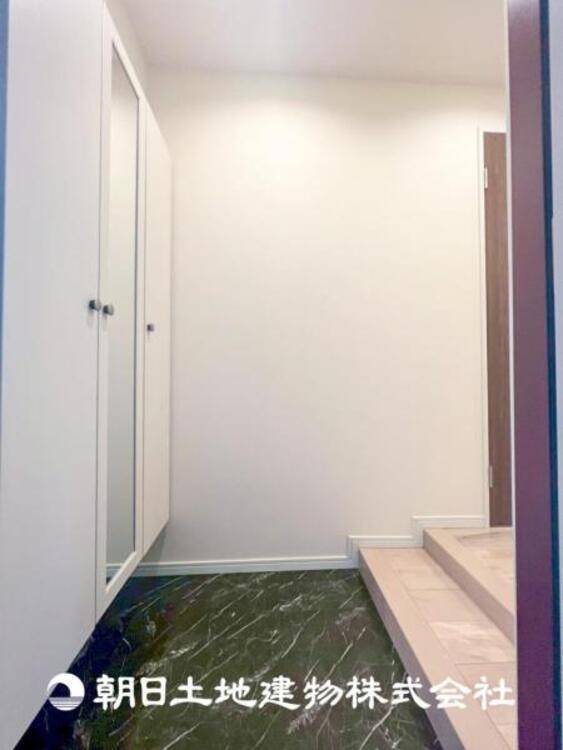 その他 【玄関】大切な家族、お客様をお迎えする玄関は住宅の入口。仕事が終わって疲れた日でも、あなたを受け入れてくれます。