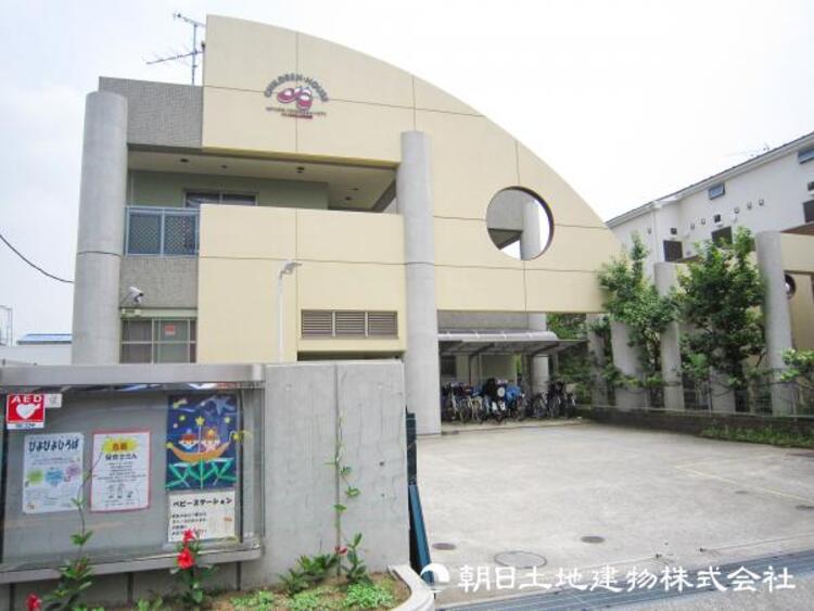 周辺 【くっくおさんぽ保育園】550ｍ　０〜２歳中心のアットホームな保育園で、毎日おさんぽをして公園や自然のなかでたくさん遊びます。季節行事も豊富でお子様の感性を育みます。