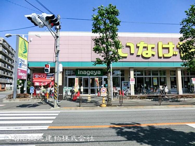 周辺 【いなげや川崎南加瀬店】550ｍ　イオンブランド商品や、鮮度にこだわった生鮮食品が並ぶ地域密着型スーパーです。夜まで営業しておりお仕事帰りにも立ち寄りやすい便利な存在です。