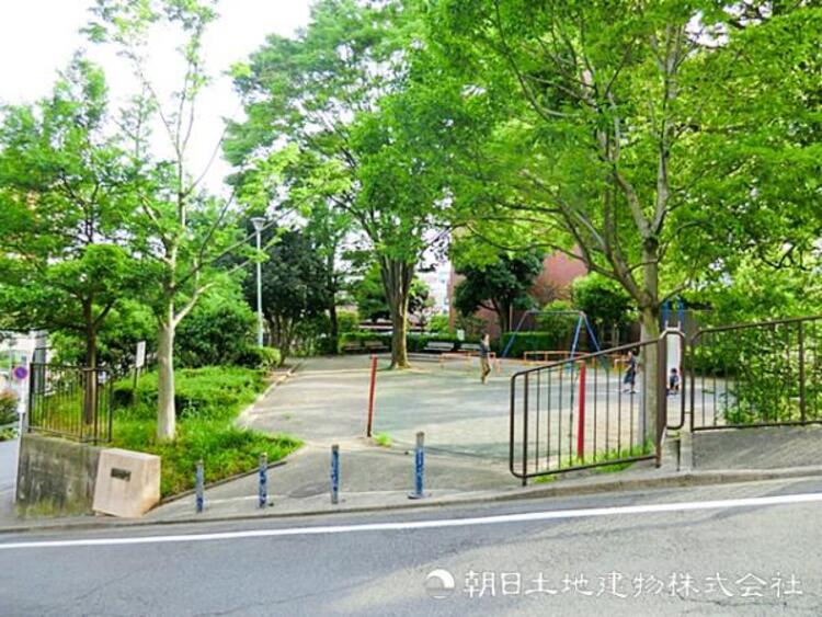 周辺 【藤が丘第六公園】290ｍ　徒歩４分の距離にあります。閑静な住宅街にあるコンパクトなサイズ感の公園で、お子様のちょっとした遊び場に使いやすいです◎