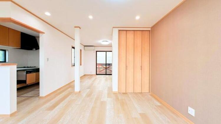 居間 お天気が晴れの日は照明をつけなくても充分明るいリビングです！どこか落ち着きのある広々とした内装です！皆で過ごす空間が、目に浮かんでくる様な優しいリビングダイニングです！くつろいだり楽しい時間を是非！ 