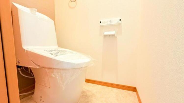 トイレ 【トイレ】ウォシュレット、保温機能付き便座など充実の設備です　お掃除がしやすくストレスフリー！！ 
