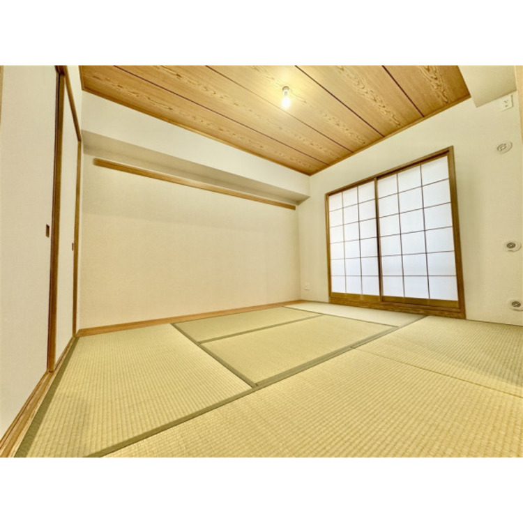 内装 日本特有の部屋「和室」。障子越しに溶け込む太陽の明かりは、心を和ませてくれます。