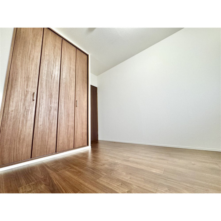 内装 洋服などをすべて収納して室内空間は広々快適