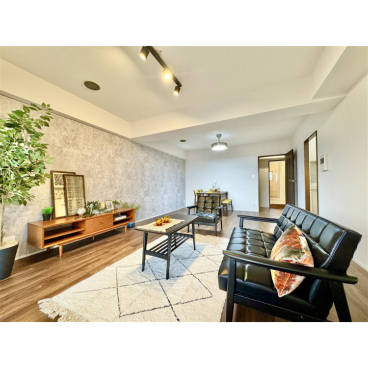 居間 広々約17.5帖のＬＤＫは家族みんなの快適空間です。お食事したりおしゃべりしたり、家族の絆を育むセントラルスペースです。