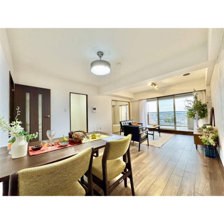 居間 南西面に向いたリビングには太陽の光が射し込みます。家族が集まる場所だからこそ、明るい空間作りがかかせません。