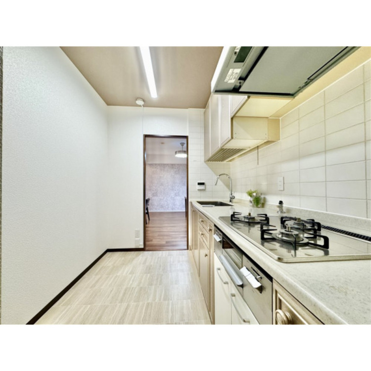 キッチン 吊り戸棚も付いていて収納豊富なキッチンです。