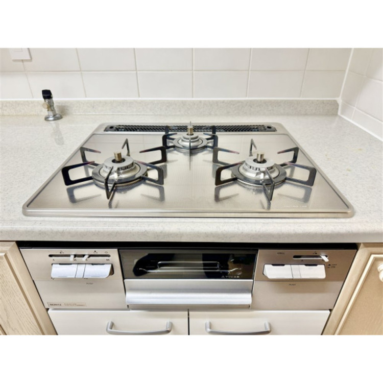 キッチン 3口コンロでお料理も効率よく行えます。安全装置付きですので、万が一の時も安心です。